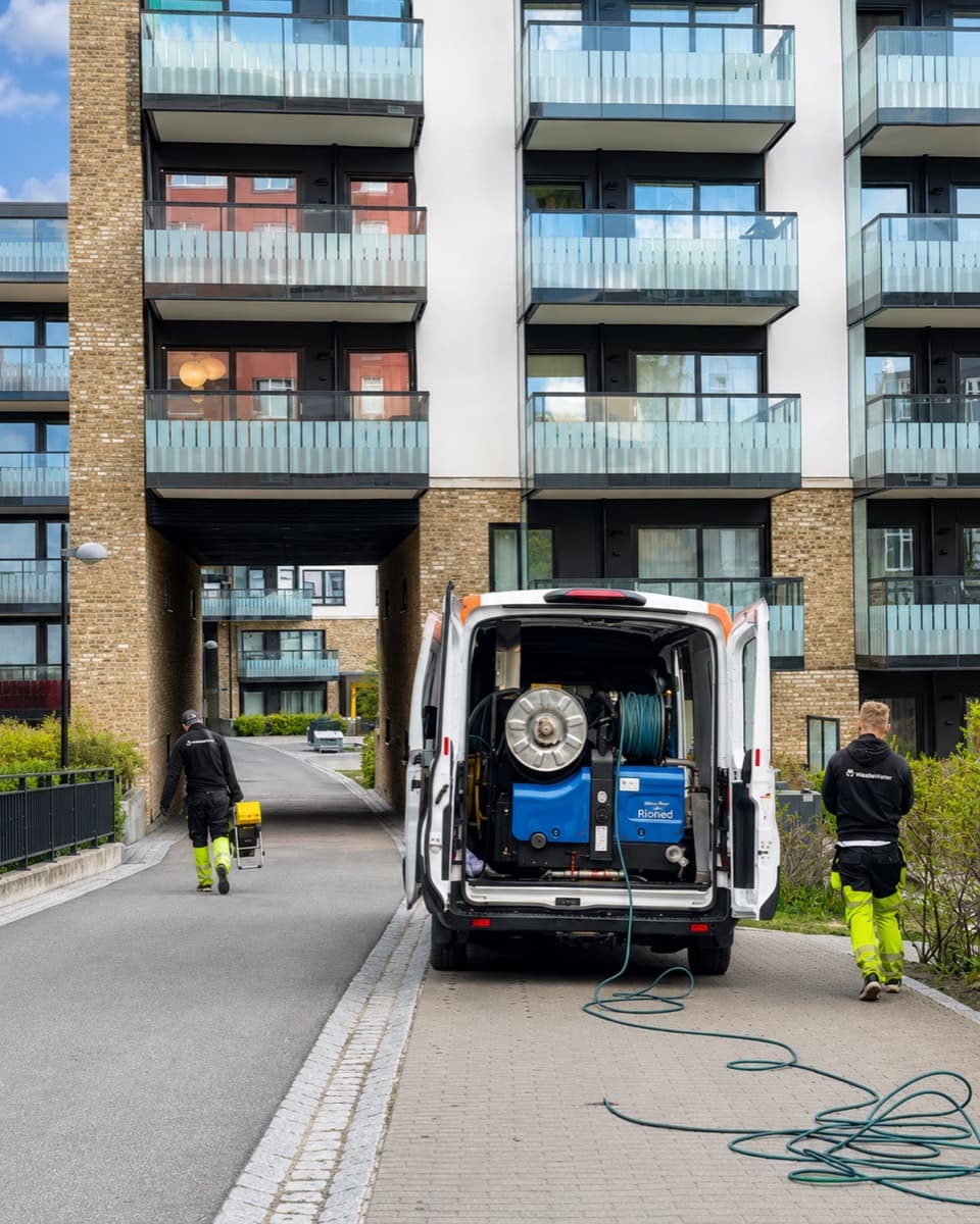 WasteWater spylebil med høytrykksutstyr (Rioned) på oppdrag i et borettslag
